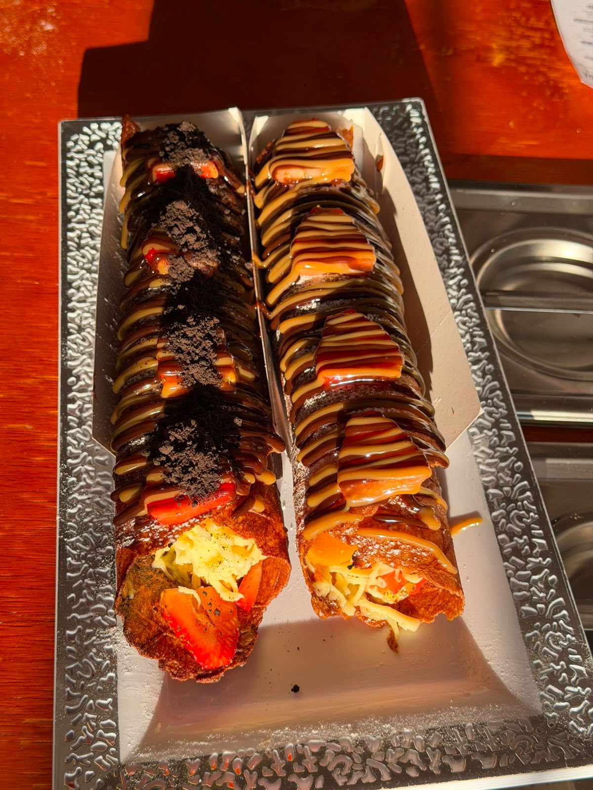 Marquesita con salsa de chocolate y fresas